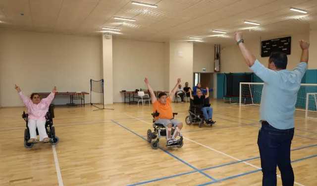 Tekerlekli sandalyeli zeybek ekibi sahneye çıkıyor