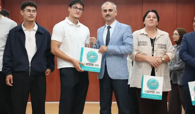 Üniversiteyi kazanan Çayırovalı gençlerle buluştu