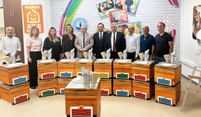 Yalova'da başarılı kursiyerlere arıcılık başlangıç seti desteği