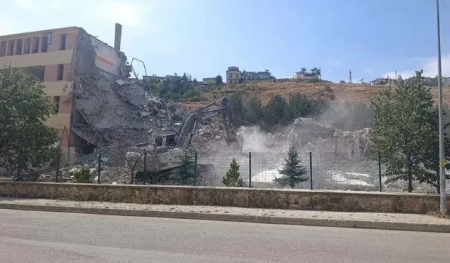 Bayburt'ta 41 yıllık o okul binası yıkıldı!