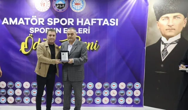 Ağrı'da OGC Genel Başkanı Nihat Aydın’a 'sporun enleri' ödülü