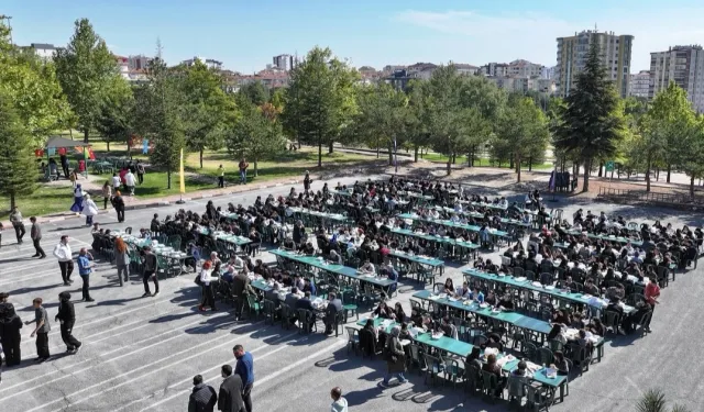 Ahmet Çolakbayrakdar'dan gençlerle 'Kocaburger' sohbeti