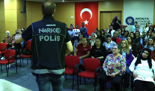 Antalya Büyükşehir'e madde bağımlılığı ile mücadele eğitimi