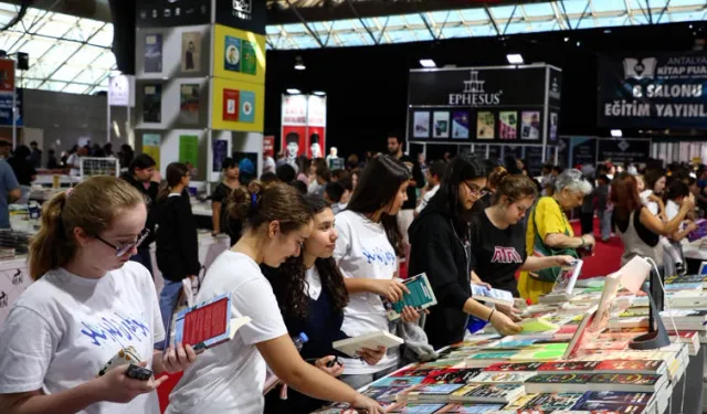 Antalyalılar kitapların büyülü dünyasında buluşuyor