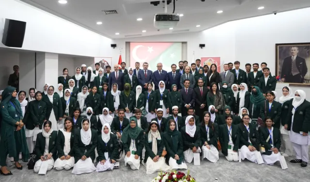 Bakan Tekin Pakistanlı öğrencileri kabul etti