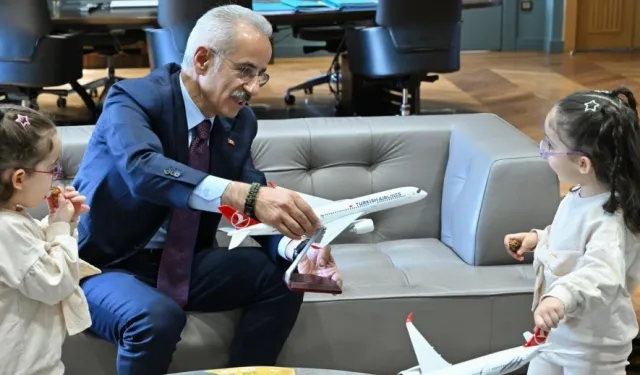 Bakan Uraloğlu minik misafirlerini ağırladı