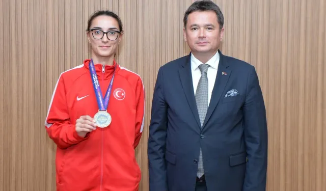 Başkan Erkan Aydın Bursa’nın gururu şampiyon sporcuyu ağırladı