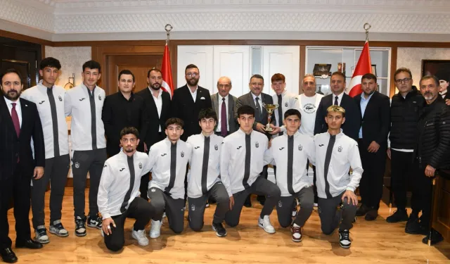 Başkan Genç’ten şampiyon öğrencilere tebrik