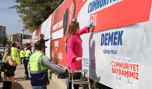 Bursa Büyükşehir'in 'Cumhuriyet demek' sokaklara taşındı