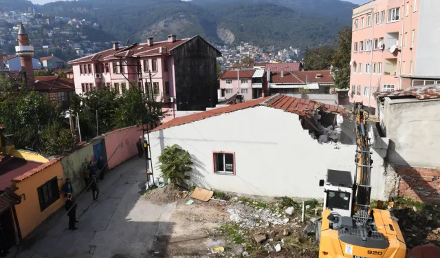 Bursa Osmangazi Belediyesi’nden tarihi koruyan yıkım