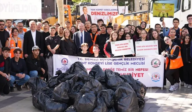 Denizli’de gençler Cumhuriyet için el ele