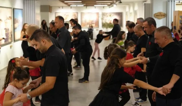 Eskişehir’de ilk dans! Kız çocukları babalarıyla dans etti