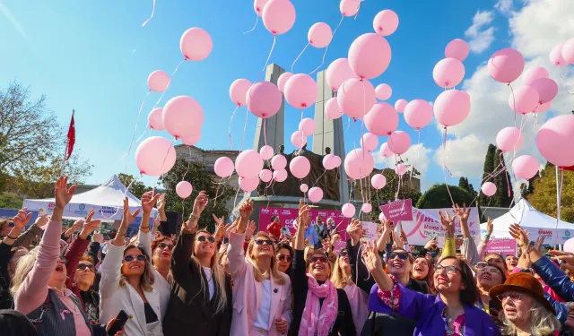 İstanbul Bakırköy'de pembe balonlar farkındalık için gökyüzünde