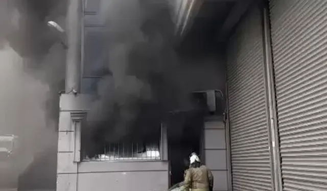 İstanbul Eyüpsultan’da iş hanında depo yangını!