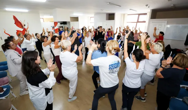 İzmir Narlıdere'de bedenin şifası kahkaha ve dansla geldi