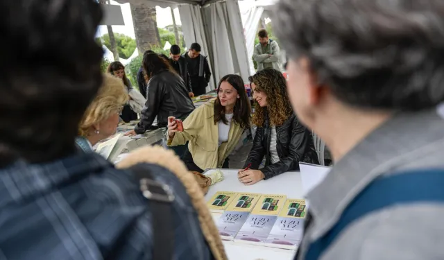 İzmir'de 'askıda kitap' için ilk bağış Başkan Tugay’dan