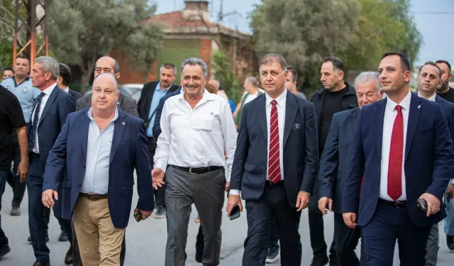 İzmir'de Başkan Tugay'dan ayakkabıcılara ziyaret