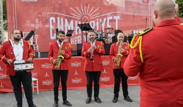 İzmir’de Cumhuriyet coşkusu başladı