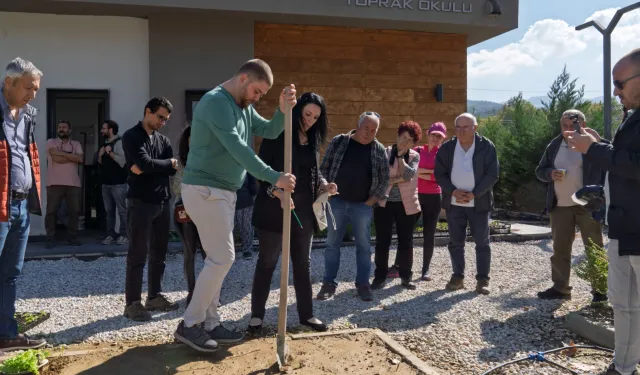 İzmir'de toprak analizi ile hem çiftçi, hem de toprak korunuyor
