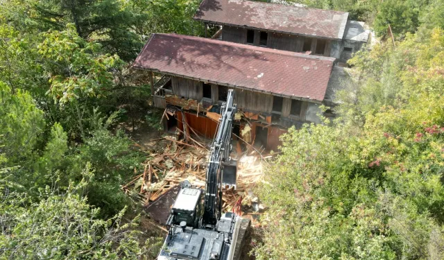 İzmit’te tehlikeli metruk yıkıldı