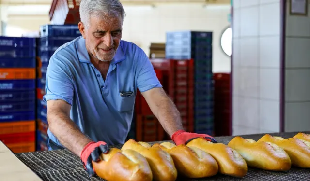 Karabağlar'da 'Askıda Ekmek' başladı
