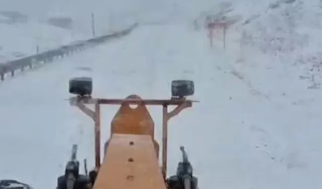 Karayolları kar etkisiyle yol temizleme çalışmalarında