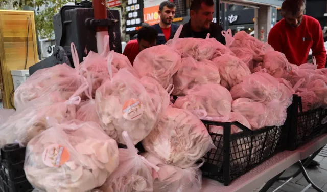 Kocaeli İzmit Belediyesi, kendi ürettiği mantarları vatandaşa dağıttı