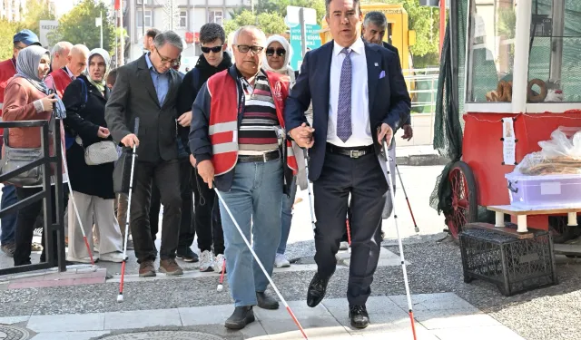 Manisa’da beyaz bastonla farkındalık yürüyüşü