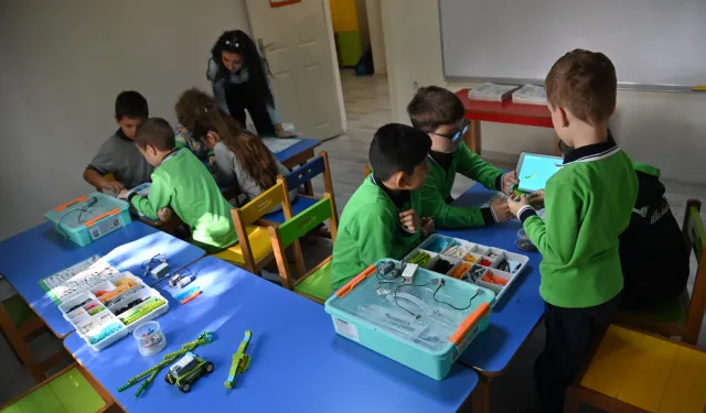 Manisalı minikler robotik kodlama öğreniyor