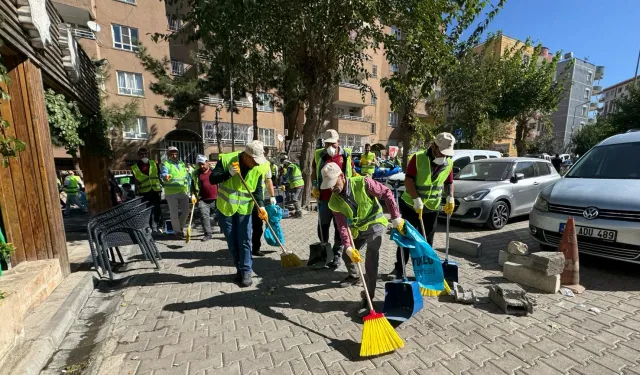 Mardin Artuklu'da temizlik seferberliği... Eşbaşkan Amak sokakları süpürdü