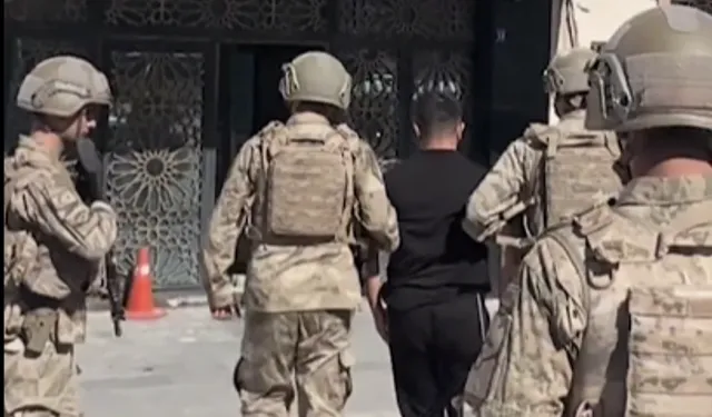 Milli değerlere saygısızlık operasyonu! Türk bayrağına ayak basma videosunu beğenen şüpheli gözaltında