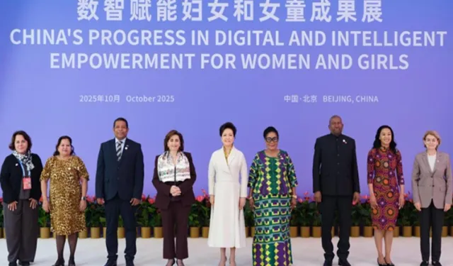 Peng Liyuan'dan kadınlar ve kız çocukları için teknoloji çağrısı