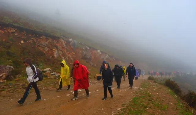 Sakarya’da 16 km boyunca durmadan yürüdüler
