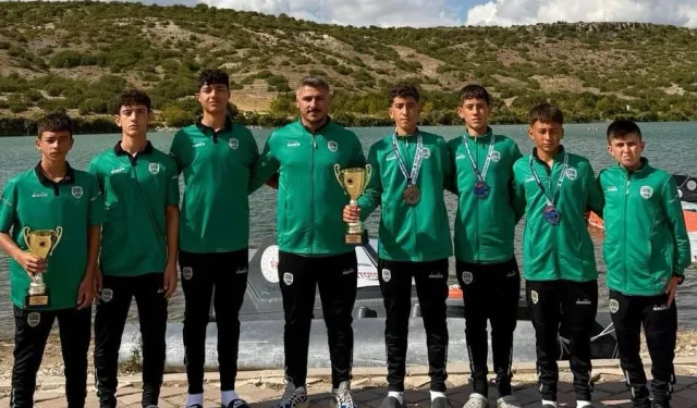 Sakaryalı sporcular Eskişehir’de ikincilik kupasını kaldırdı
