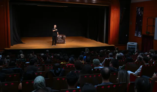 Tahsin Hasoğlu’ndan İZKİTAP’ta kahkaha dolu gece