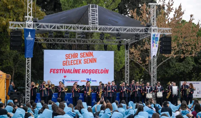Üniversiteli gençler İzmir’e festivalle “merhaba” dedi