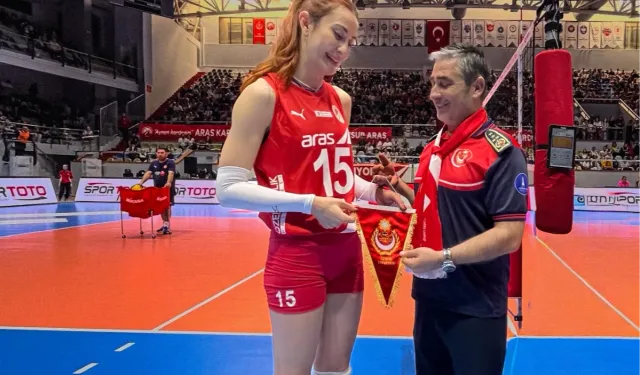 Voleybolun yıldızlarından İzmir İtfaiyesi’ne teşekkür