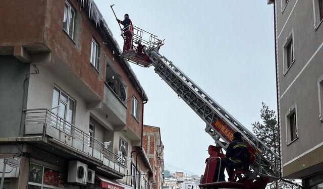 Bayburt Belediyesi havaların ısınmasıyla buzları da kazıyor