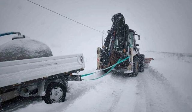 Bayburt'ta mahsur kalan araçlar kurtarıldı