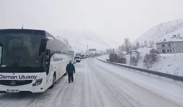 Çığ düştü,yüzlerce Araç Kop Köyü'nde Bekletiliyor!