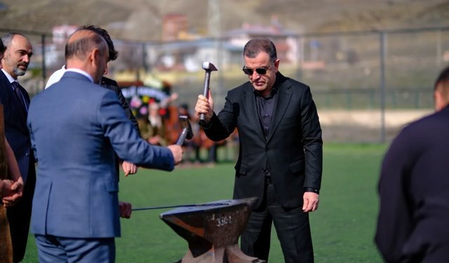 Bayburt’ta Nevruz coşkusu: Ateş yakıldı, demir dövüldü