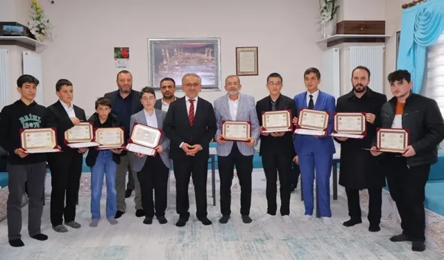 Bayburt’ta Kur’an Kursu Öğrencileri Hafızlık Belgelerini Aldı