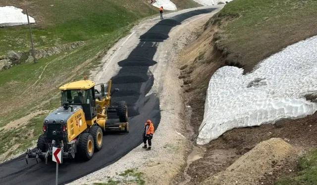 Karayolları Bayburt ekipleri Balahor yolunu asfaltlıyor
