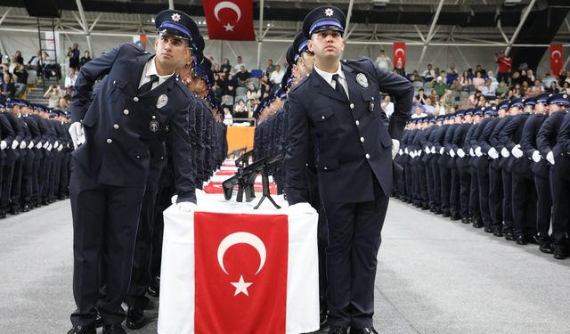 Bayburt’ta 342 polis adayı mezuniyet sevinci yaşayıp kep fırlattı.