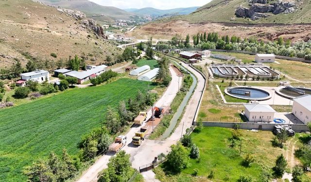 25 Köyün Ulaşımını Sağlayan İspir Grup Yolu'nda Asfaltlama Çalışması