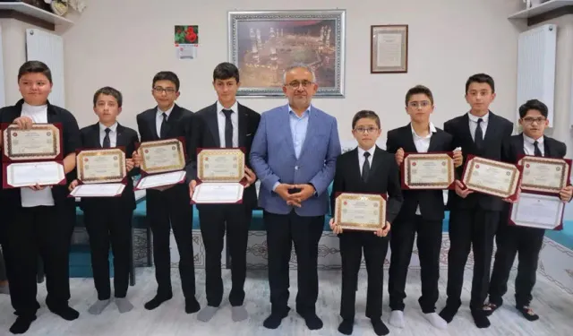 Bayburt'ta Hafızlık Eğitimi Alan Öğrenciler Belgelerini Aldı