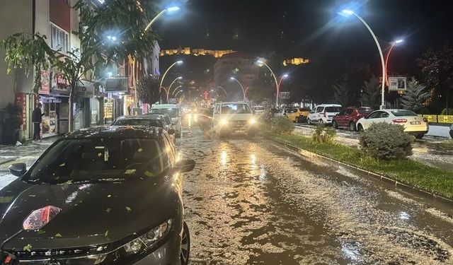 Bayburt’ta aniden bastıran dolu hayatı olumsuz etkiledi!