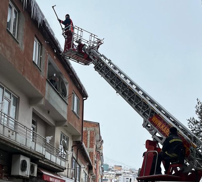 Bayburt Belediyesi havaların ısınmasıyla buzları da kazıyor