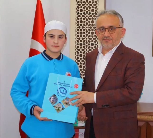 Bayburt’ta 12 Yaşındaki Mert Kaan Dursun, 7 Ayda Hafızlığını Tamamladı