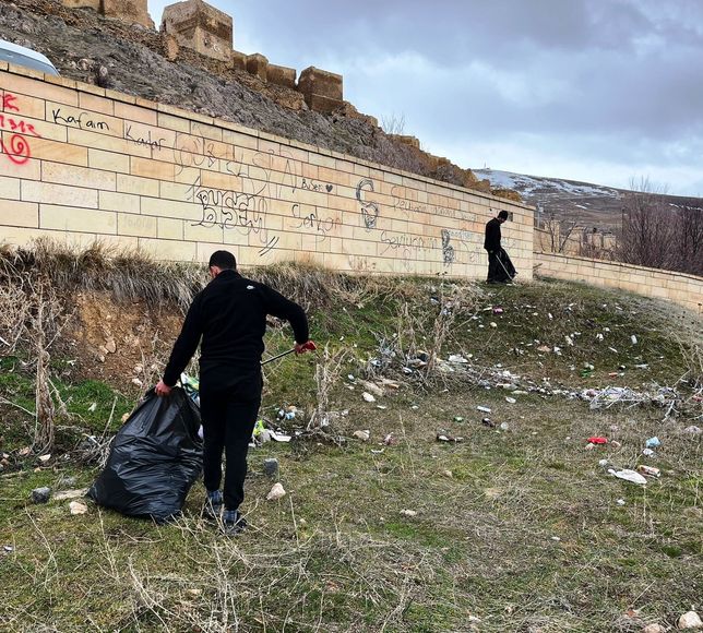 Bayburt Kalesi, çöp yığınlarından arındırıldı!